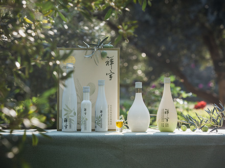 祥宇特級(jí)初榨橄欖油，純手工采摘、精選優(yōu)質(zhì)油橄欖鮮果，用意大利貝亞雷斯全自動(dòng)設(shè)備物理冷榨工藝，在鮮果采摘后8小時(shí)內(nèi)限時(shí)鮮榨而成。